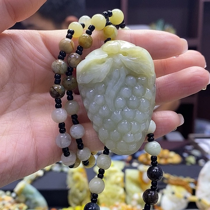 蛇纹石玉未镶嵌颈饰