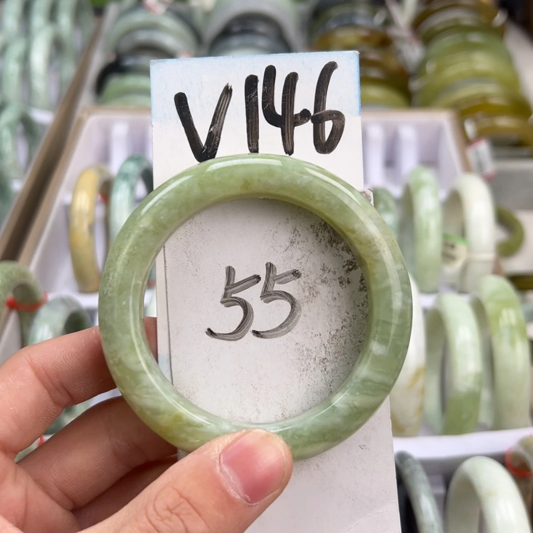 岫玉手镯未镶嵌天然岫玉微瑕，可以正常佩戴