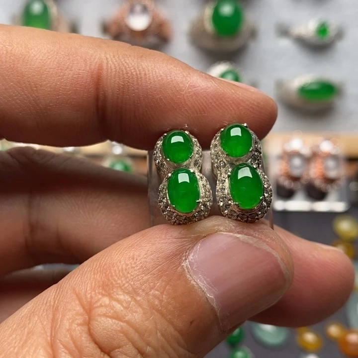 翡翠裸石冰底辣绿色耳钉
