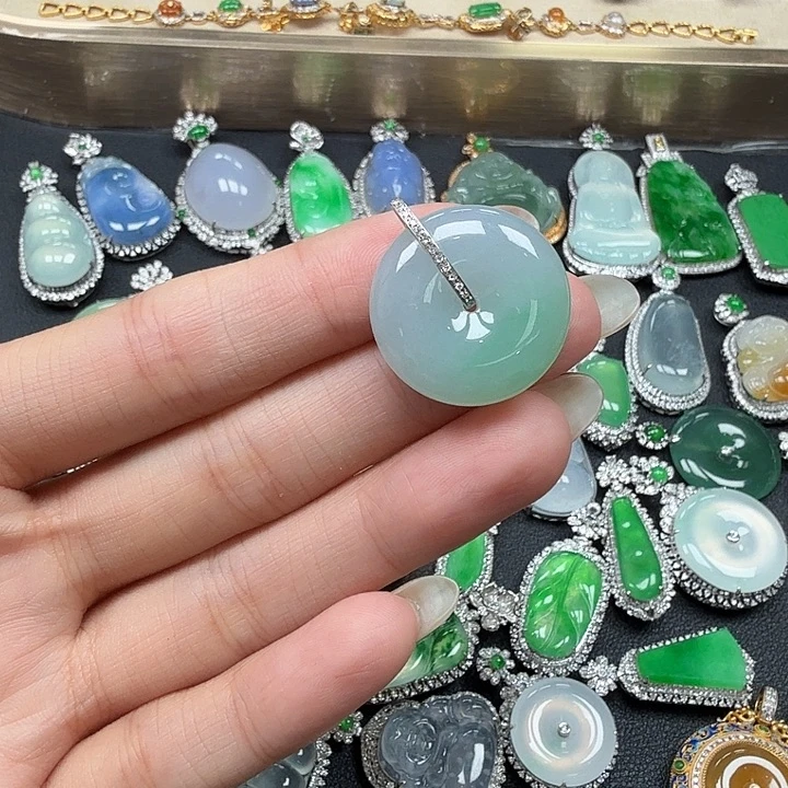 翡翠18K金镶嵌颈饰