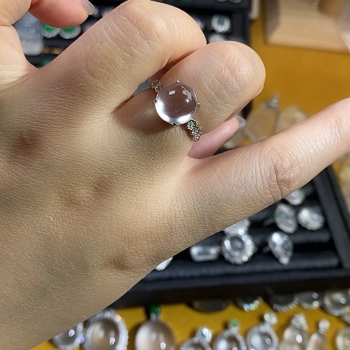 卢****石英质玉银S925镶嵌颈饰