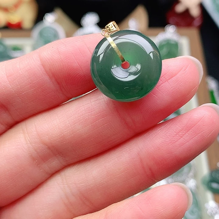 颈饰18K金镶嵌翡翠吊坠