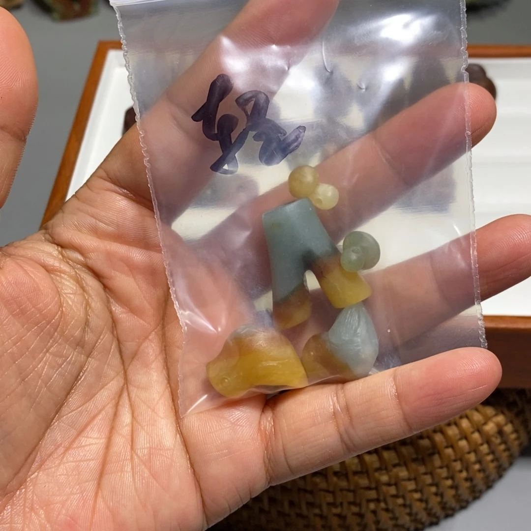 颈饰未镶嵌透闪石质玉轻**萤