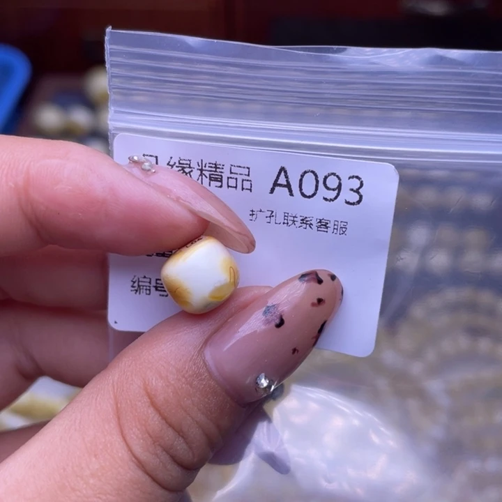 琥珀未镶嵌裸石琥珀