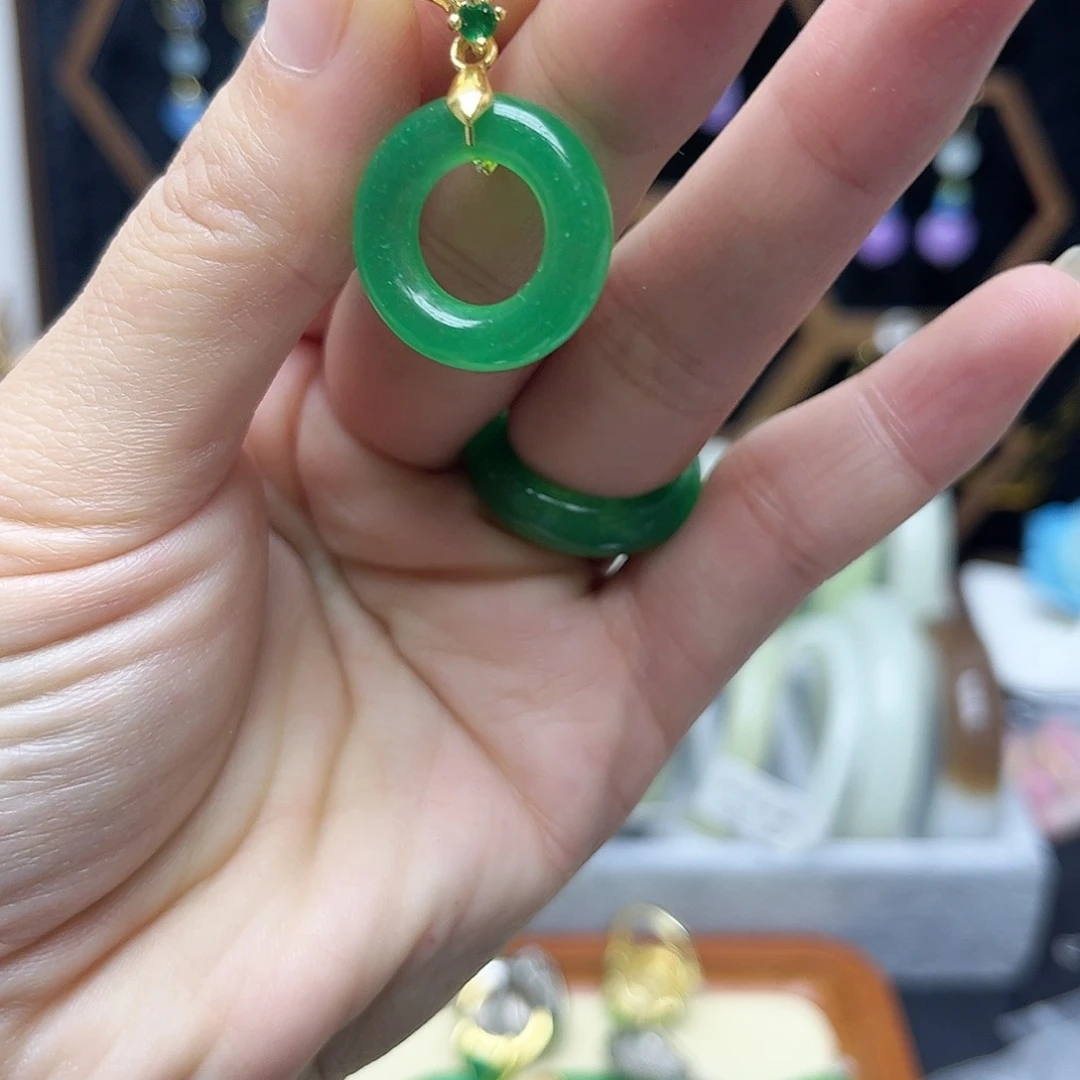 翡翠未镶嵌颈饰吊坠