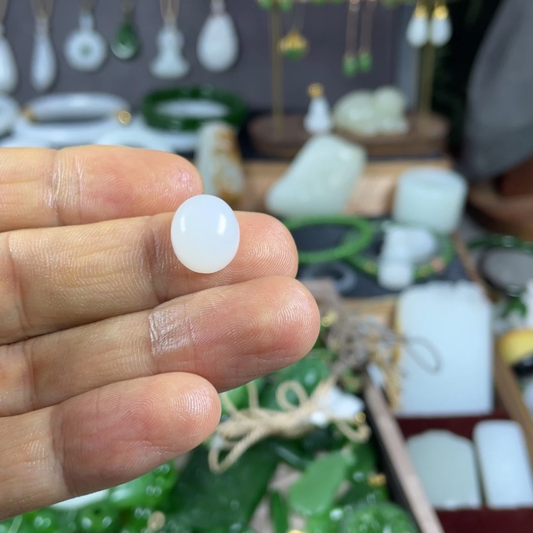 吕****和田玉未镶嵌颈饰