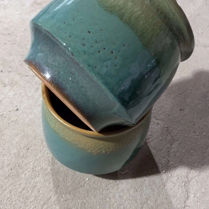 紫砂口径18高度18两只小瑕疵