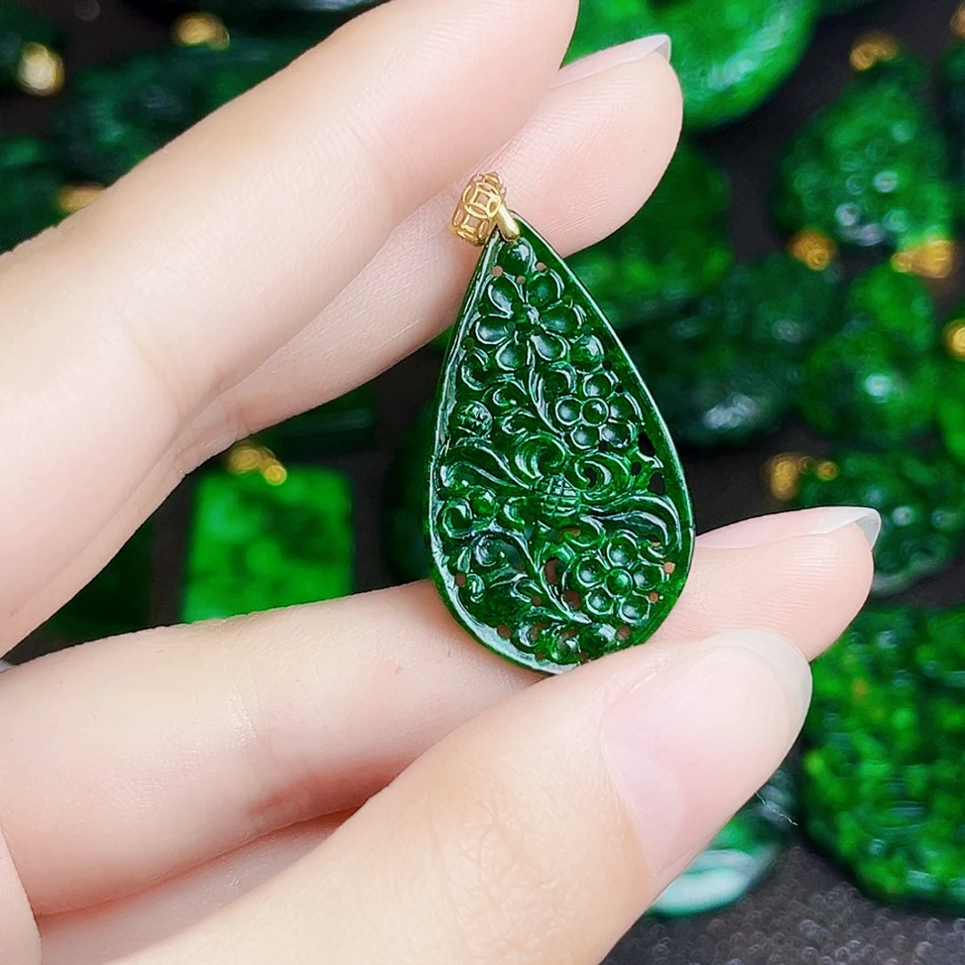 颈饰18K金镶嵌翡翠多样性