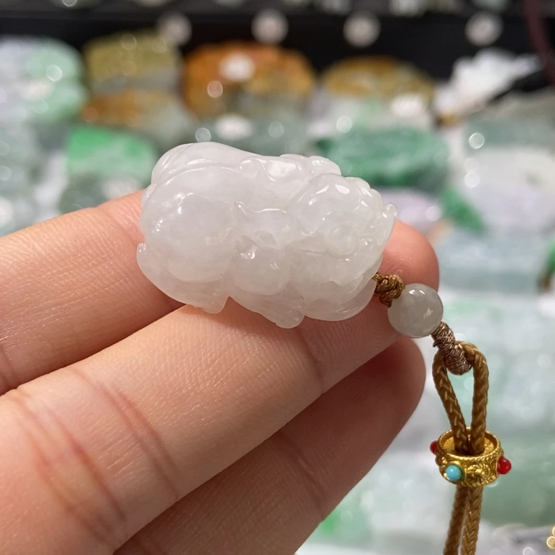 翡翠未镶嵌颈饰貔貅