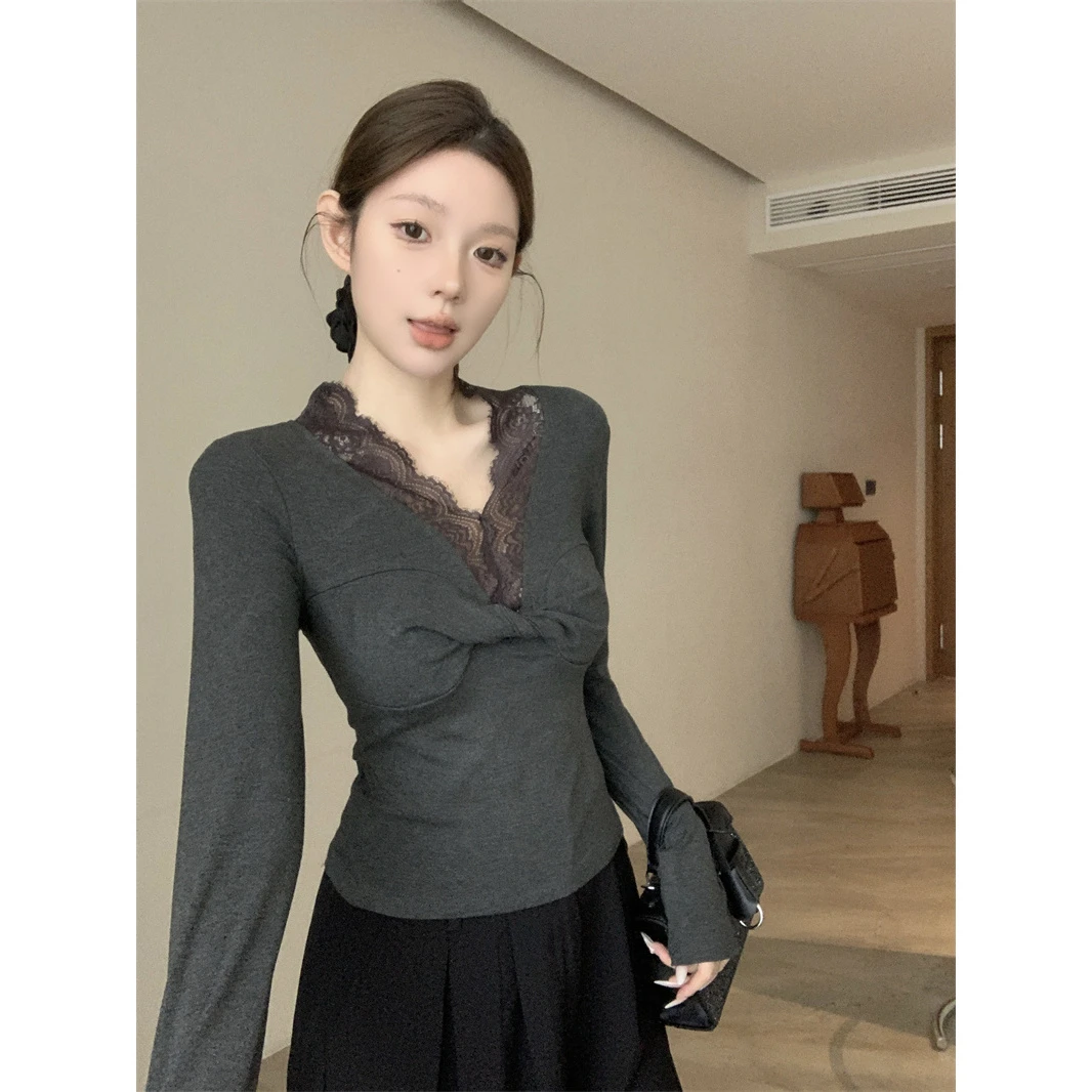 线条设计感蕾丝拼接V领打底衫女收腰内搭针织上衣显瘦长袖修身
