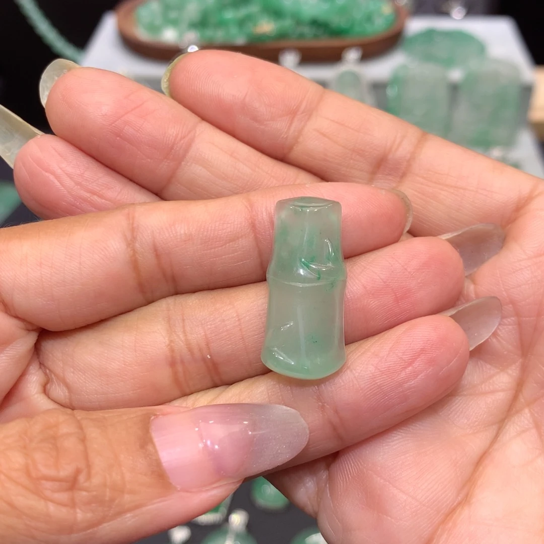 颈饰未镶嵌石英质玉（非洲翠）