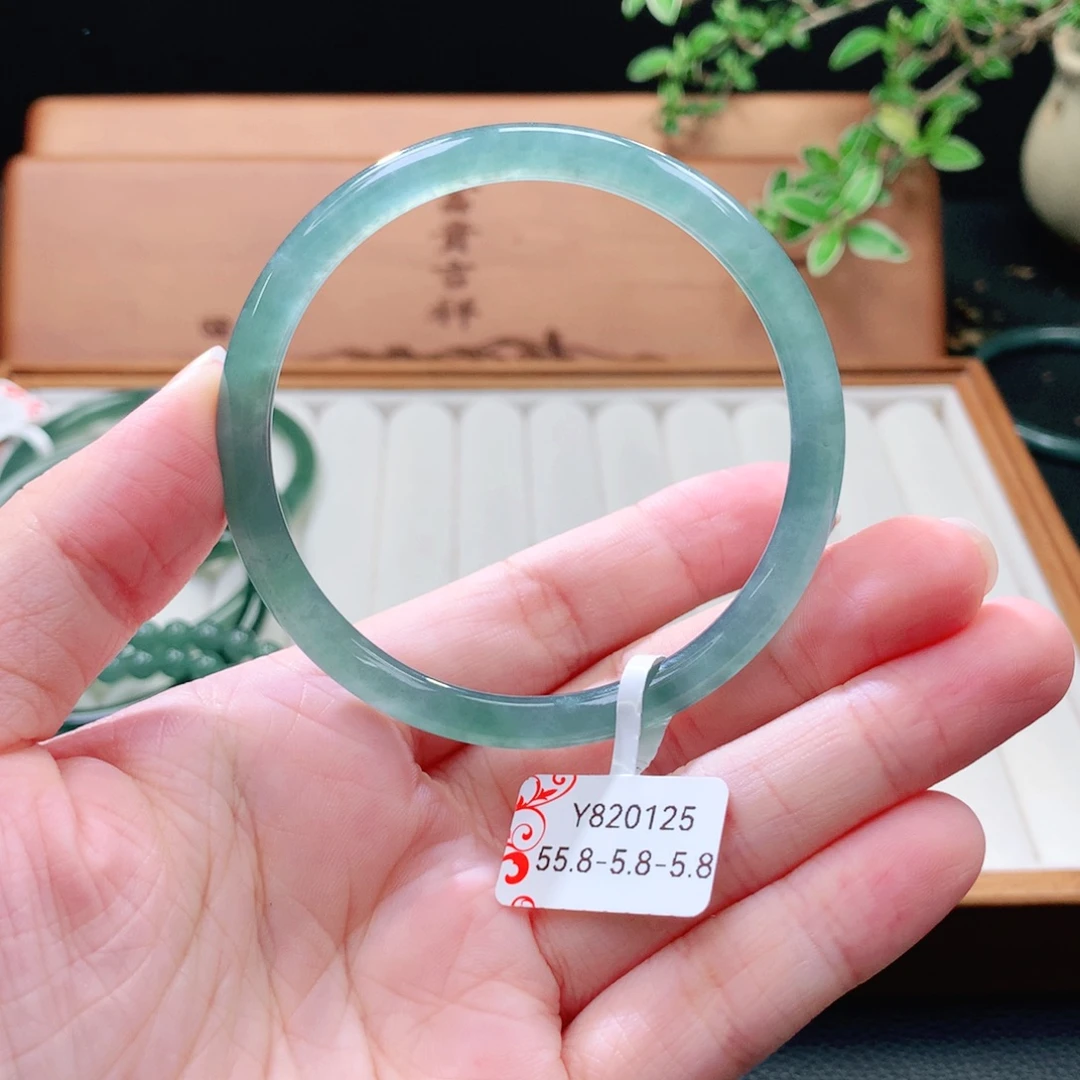 翡翠未镶嵌手镯（圆镯）