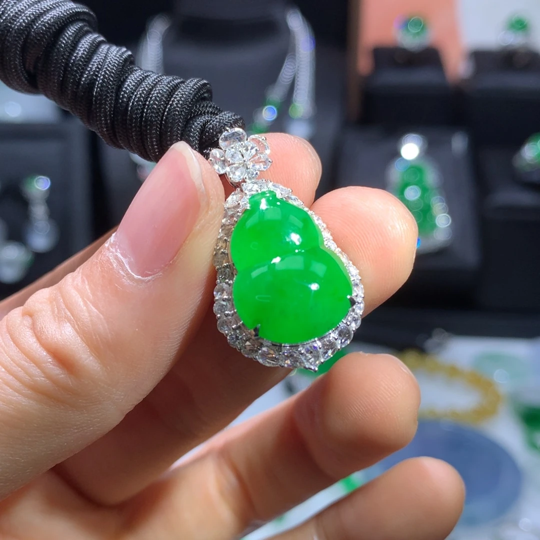 翡翠18K金镶嵌颈饰满绿葫芦