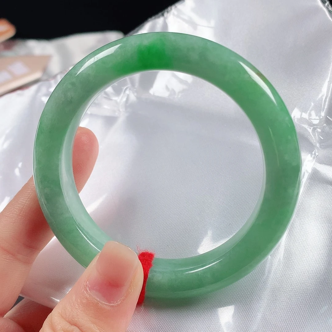 翡翠手镯未镶嵌55圈2323