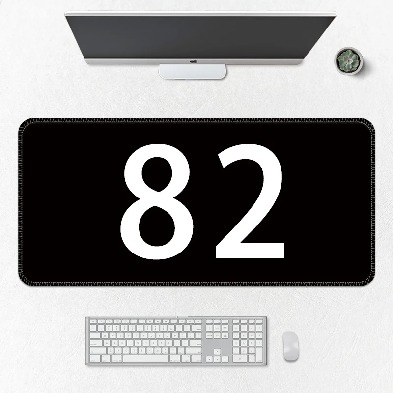 老何专属【82号】动漫鼠标垫超大号办公电脑桌垫游戏电竞加厚锁边