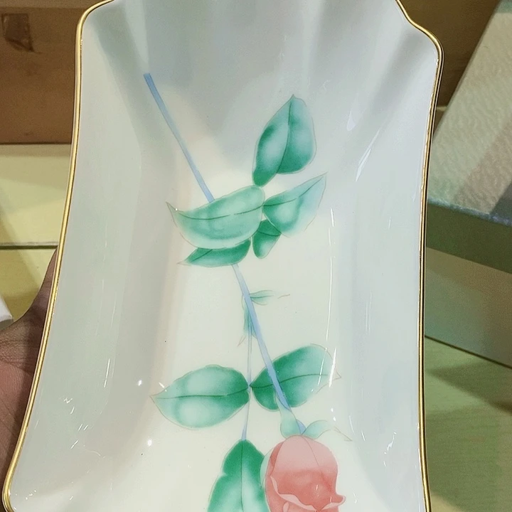 紫砂聚鑫中古杂项瓷器如图所示