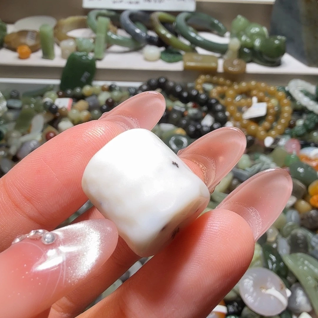 哈***嗝和田玉未镶嵌珠宝奇石