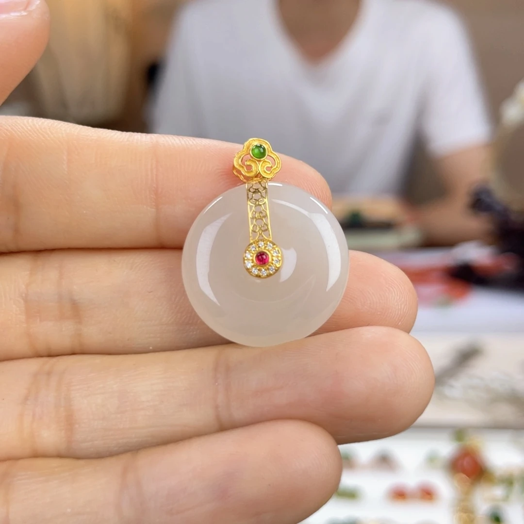 和田玉18K金镶嵌颈饰