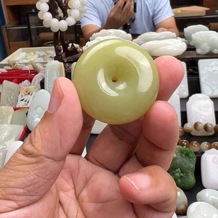 东***红和田玉未镶嵌颈饰
