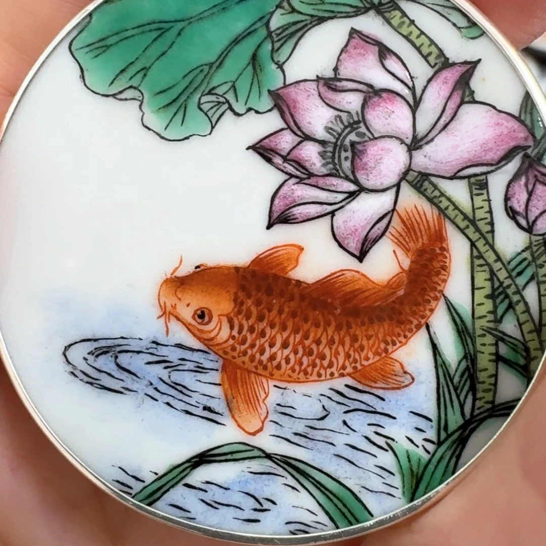 逍***子瓷片粉彩鱼挂件一个