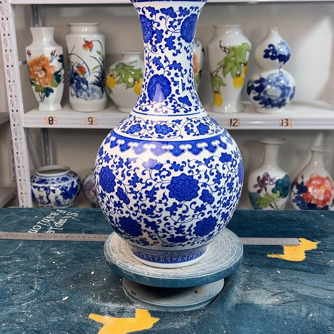 摆件景德镇陶瓷缠枝