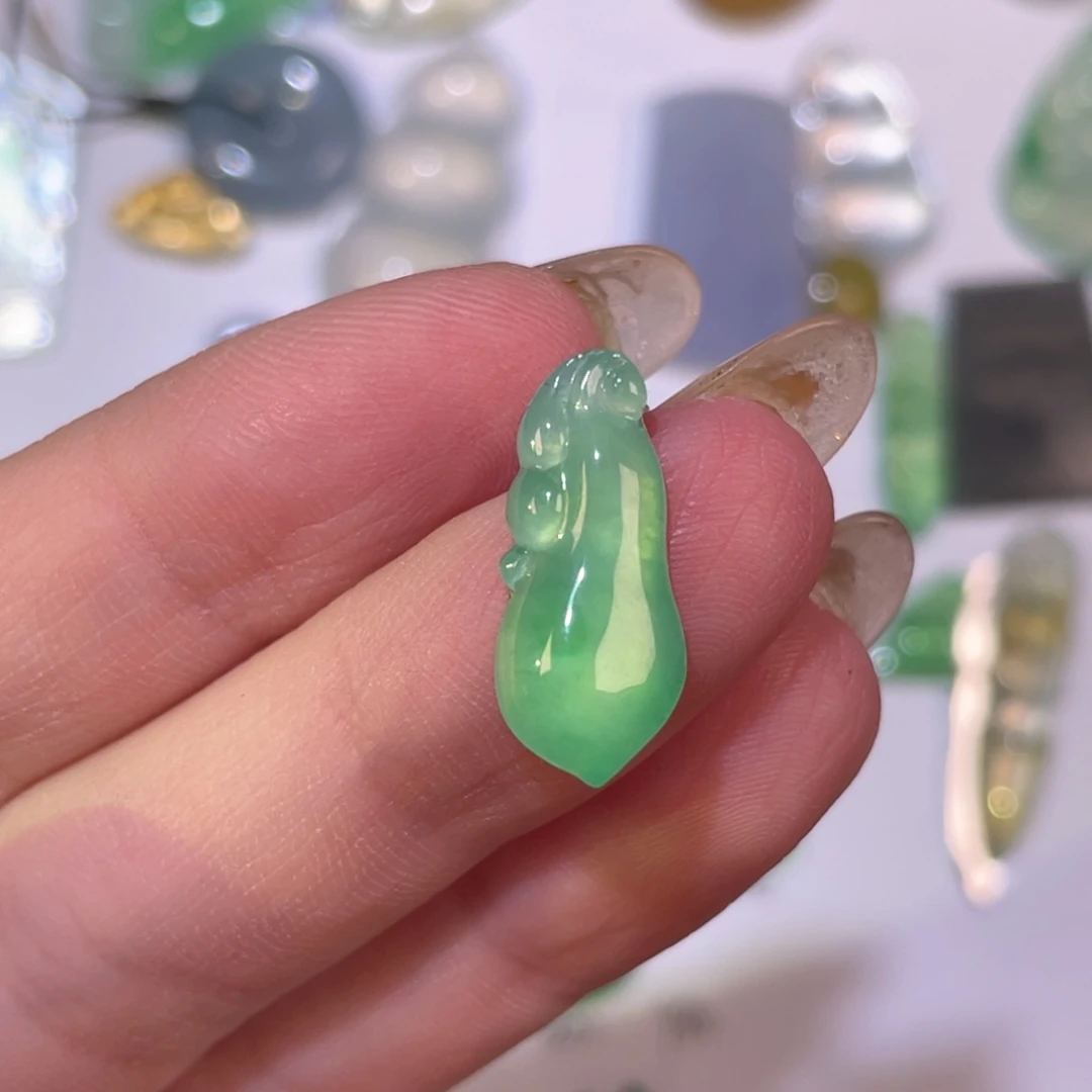 翡翠未镶嵌颈饰裸石