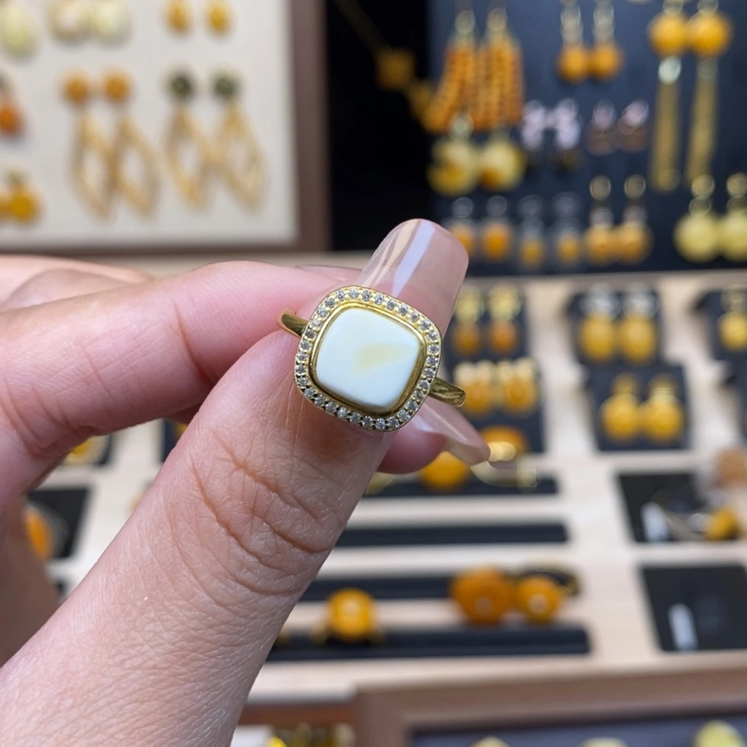 裸石琥珀未镶嵌成品