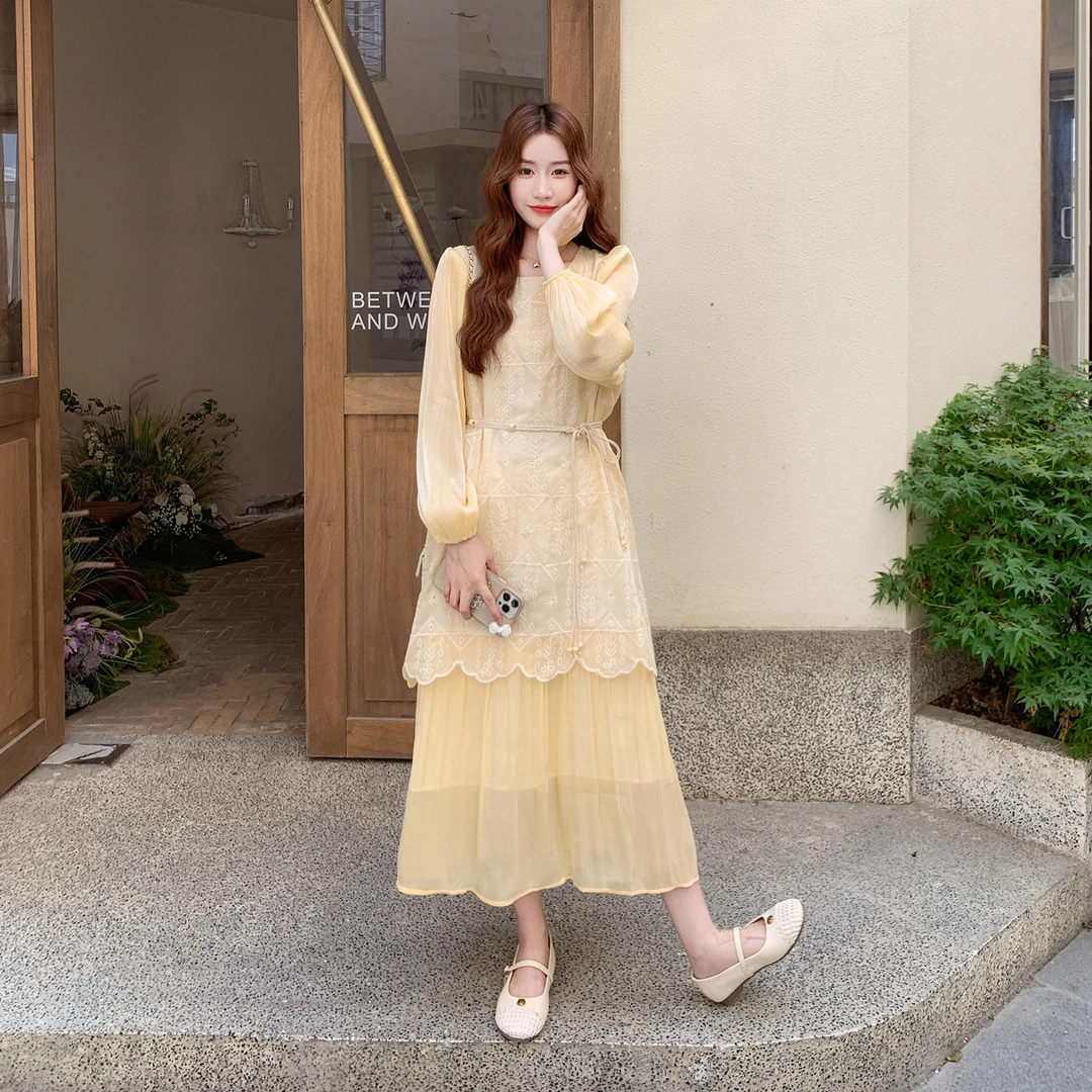 黄色蕾丝刺绣假两件连衣裙女秋季2025新款法式气质温柔风绝美长裙