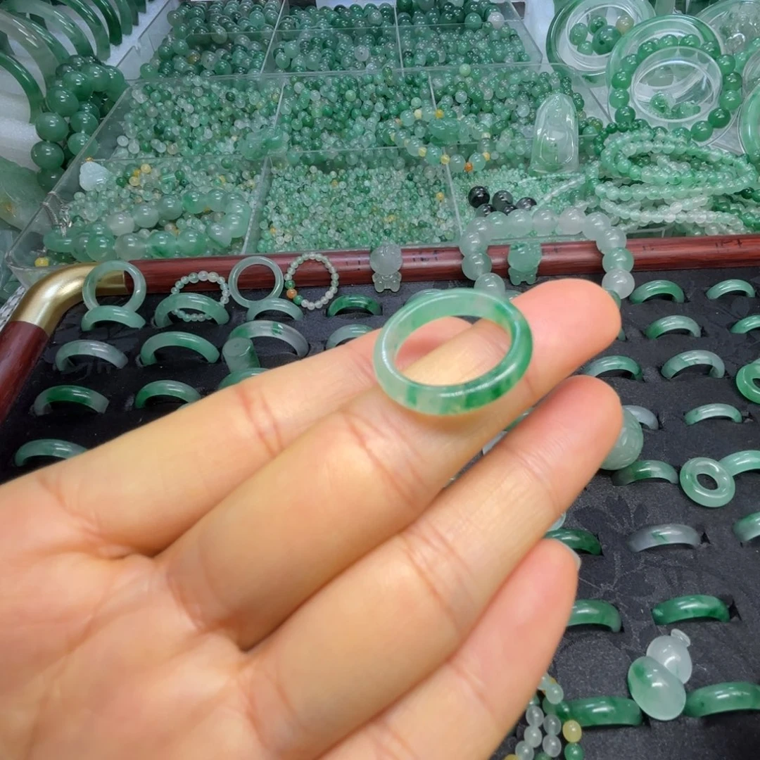 石英质玉（非洲翠）未镶嵌散珠飘花戒指