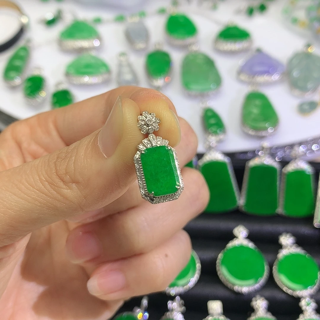 颈饰18K金镶嵌翡翠吊坠