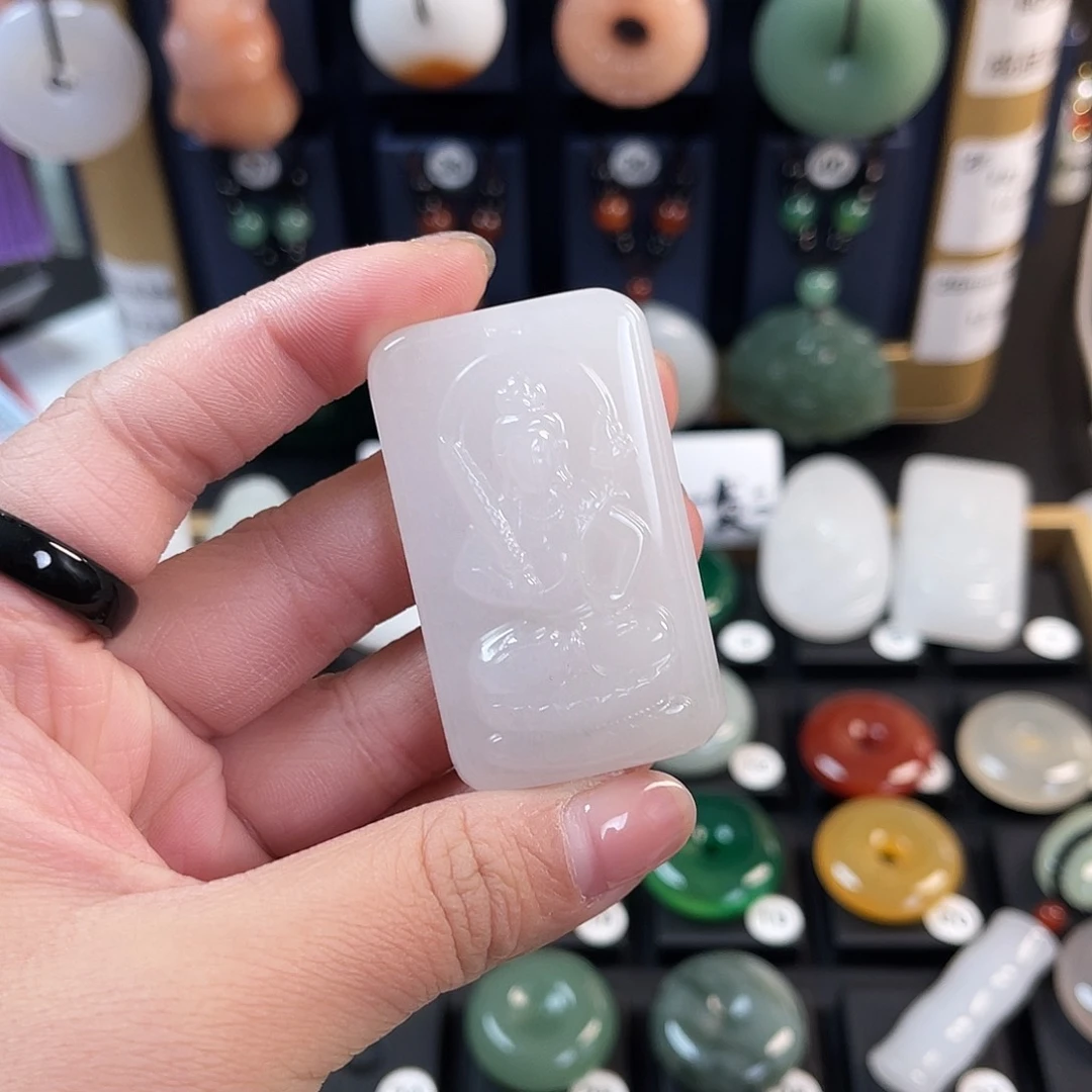 颈饰未镶嵌石英质玉果**妹