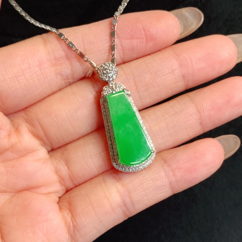 【闪购商品】颈饰18K金镶嵌翡翠平安无事