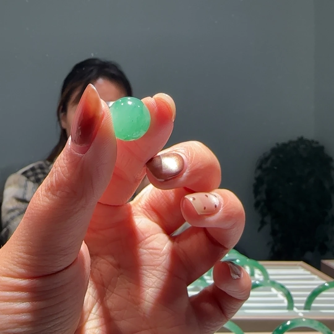 j***n石英质玉（非洲翠）未镶嵌颈饰