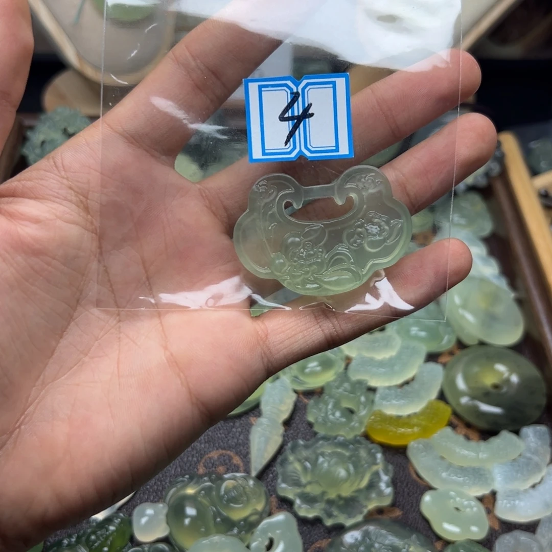 浅***浅蛇纹石玉未镶嵌颈饰平安锁四号