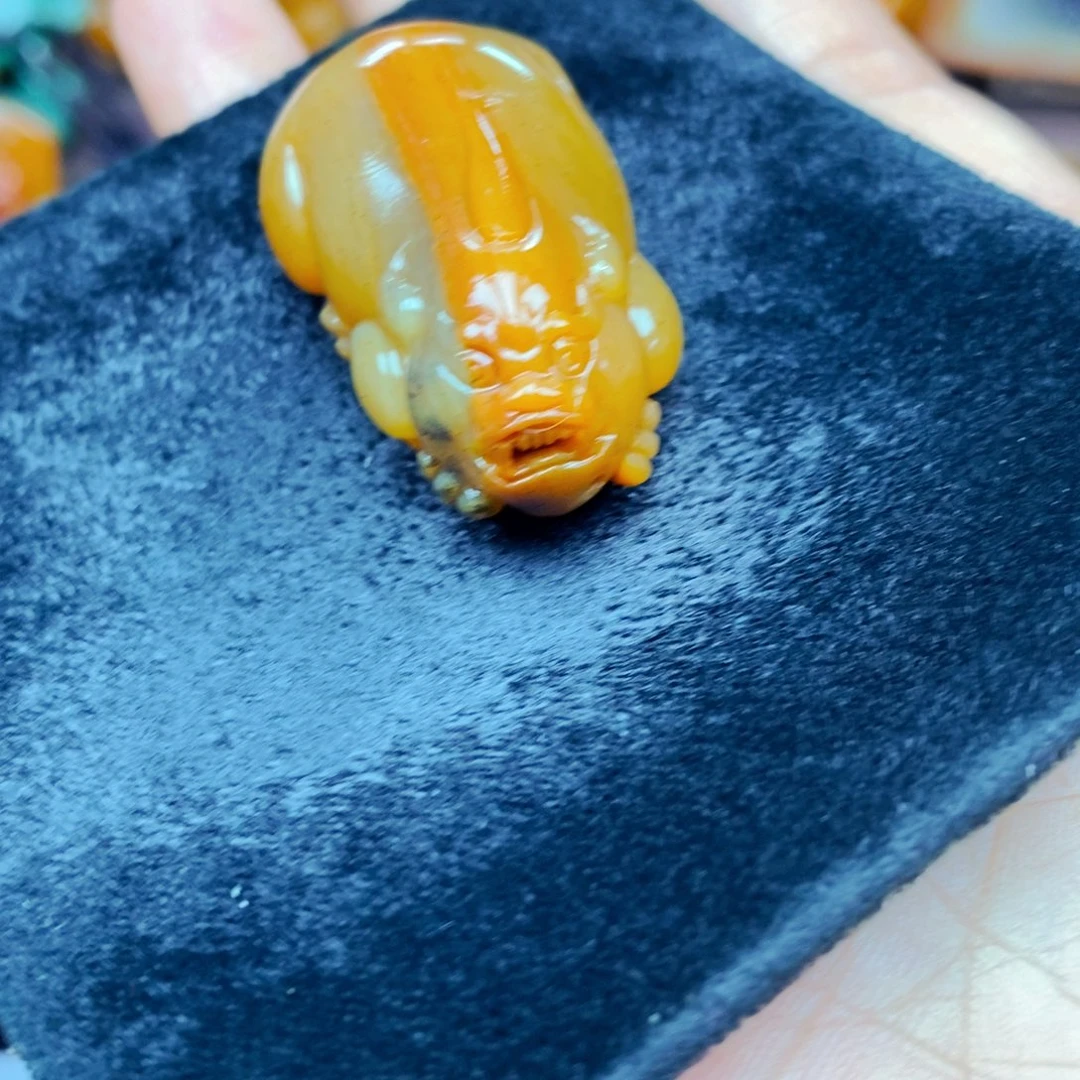 未镶嵌石英质玉（黄龙玉）颈饰