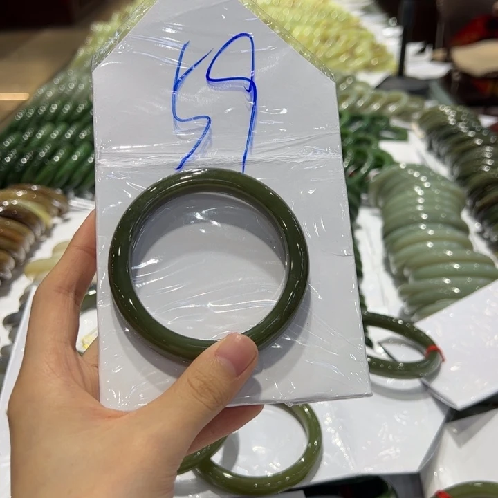 和田玉手镯未镶嵌往****。