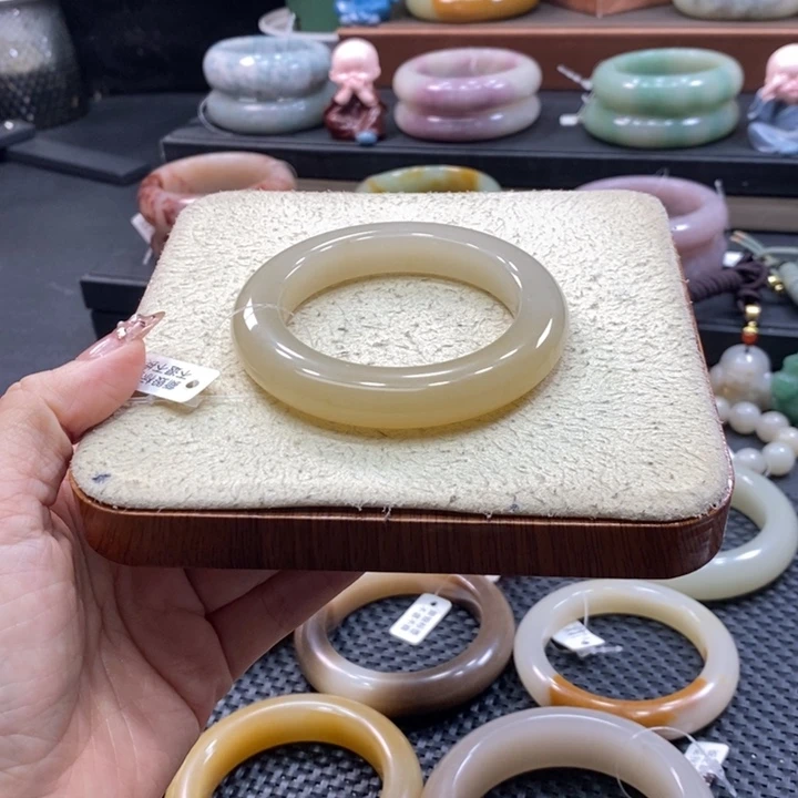 未镶嵌手镯石英岩玉