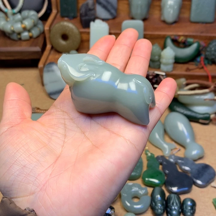 娜***于和田玉未镶嵌颈饰