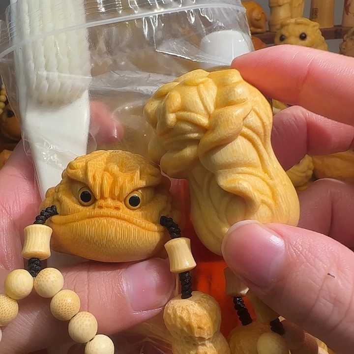 竹竹雕白菜带竹链，5.0+金蟾带竹链，送大油2瓶，刷子