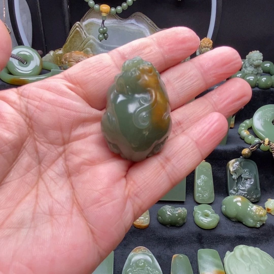 L***n未镶嵌岫岩河磨玉（透闪石质玉）挂件