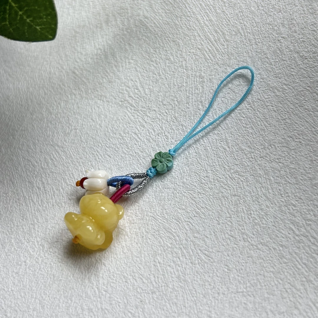 天然蜜蜡蝴蝶结小熊手机链搭配猛犸铃兰花绿松石梅花配饰自发货