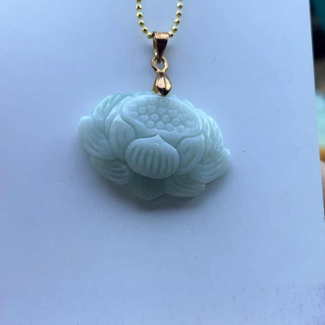 翡翠未镶嵌颈饰莲花