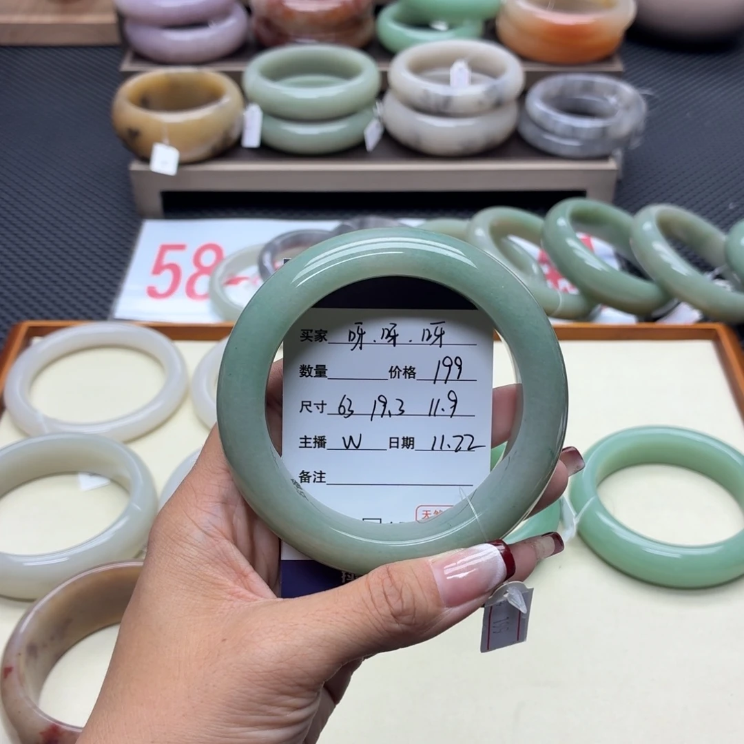 呀***呀石英质玉未镶嵌手镯