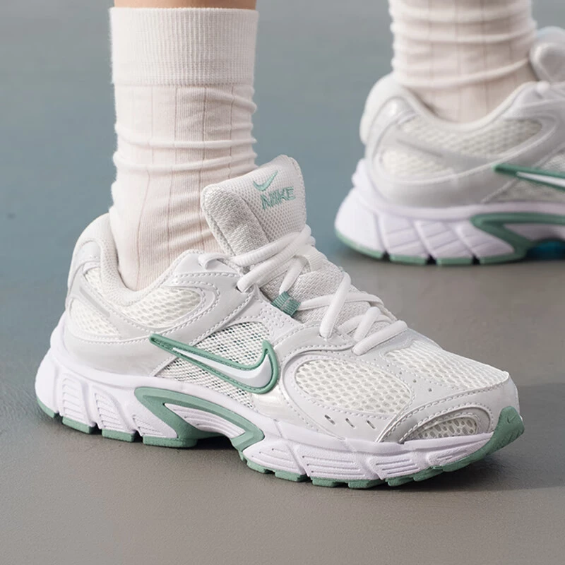 【滔搏联动】Nike耐克女子新款V5 RNR运动复古时尚休闲鞋HQ7901-106