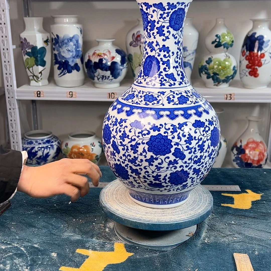 摆件景德镇陶瓷缠枝