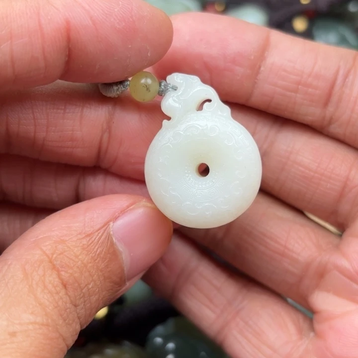 和田玉吊坠9K金镶嵌