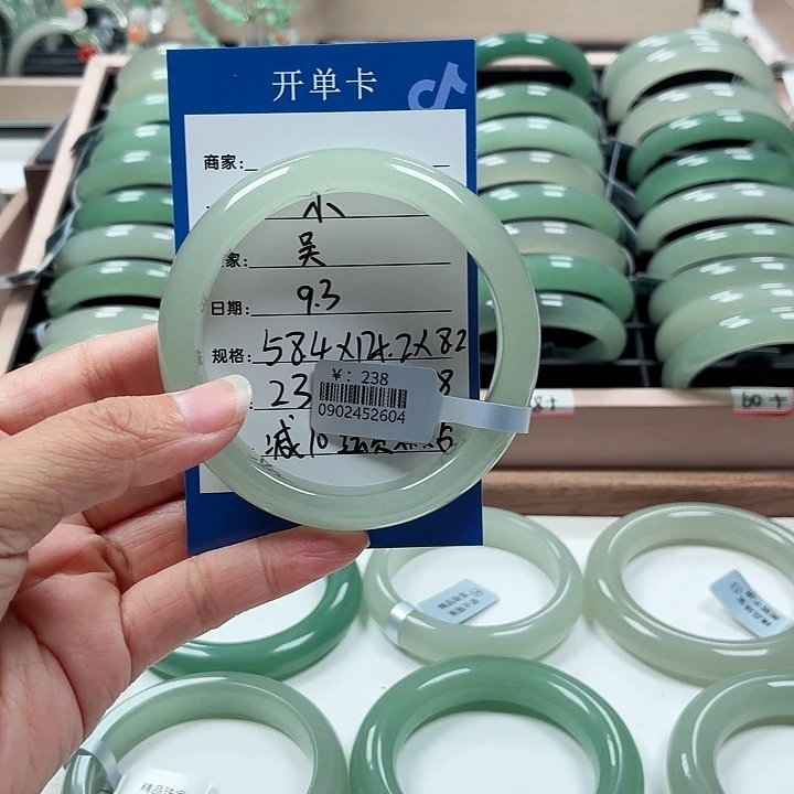 ℳ***༽未镶嵌手镯石英质玉