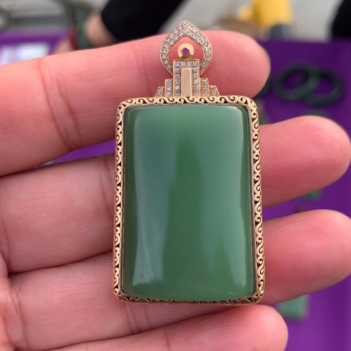 颈饰未镶嵌透闪石质玉