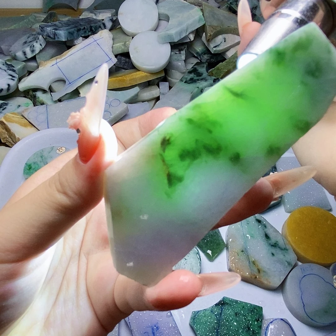 翡翠未镶嵌颈饰我