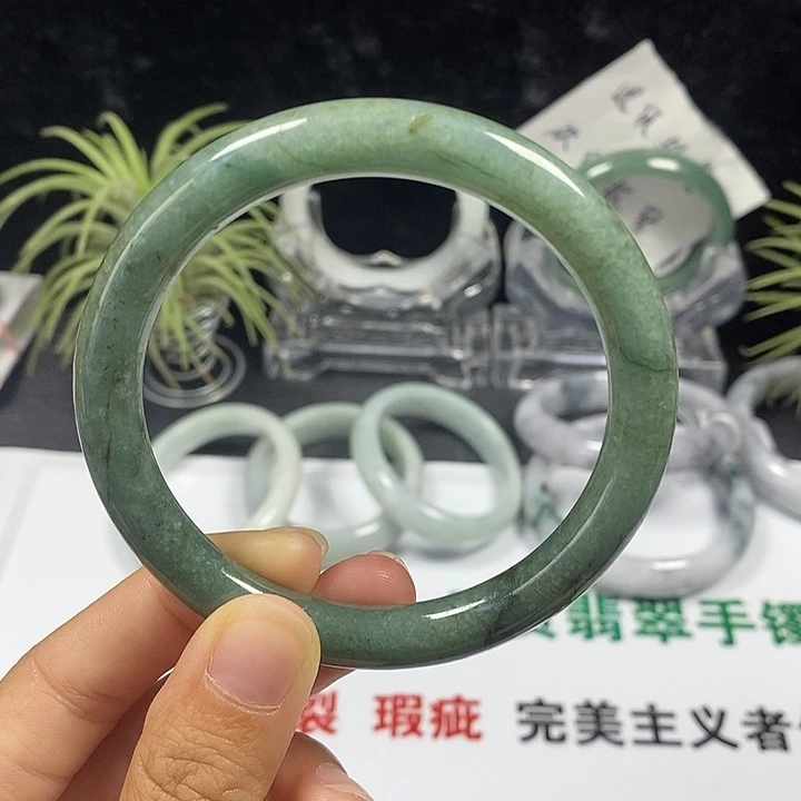未镶嵌手镯翡翠44号。 60圈